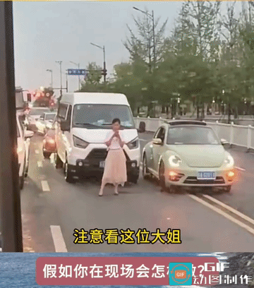 视频中说，造成这个原因是白车司机没有让女子插队，惹着了女子，女子则站在白车的前面