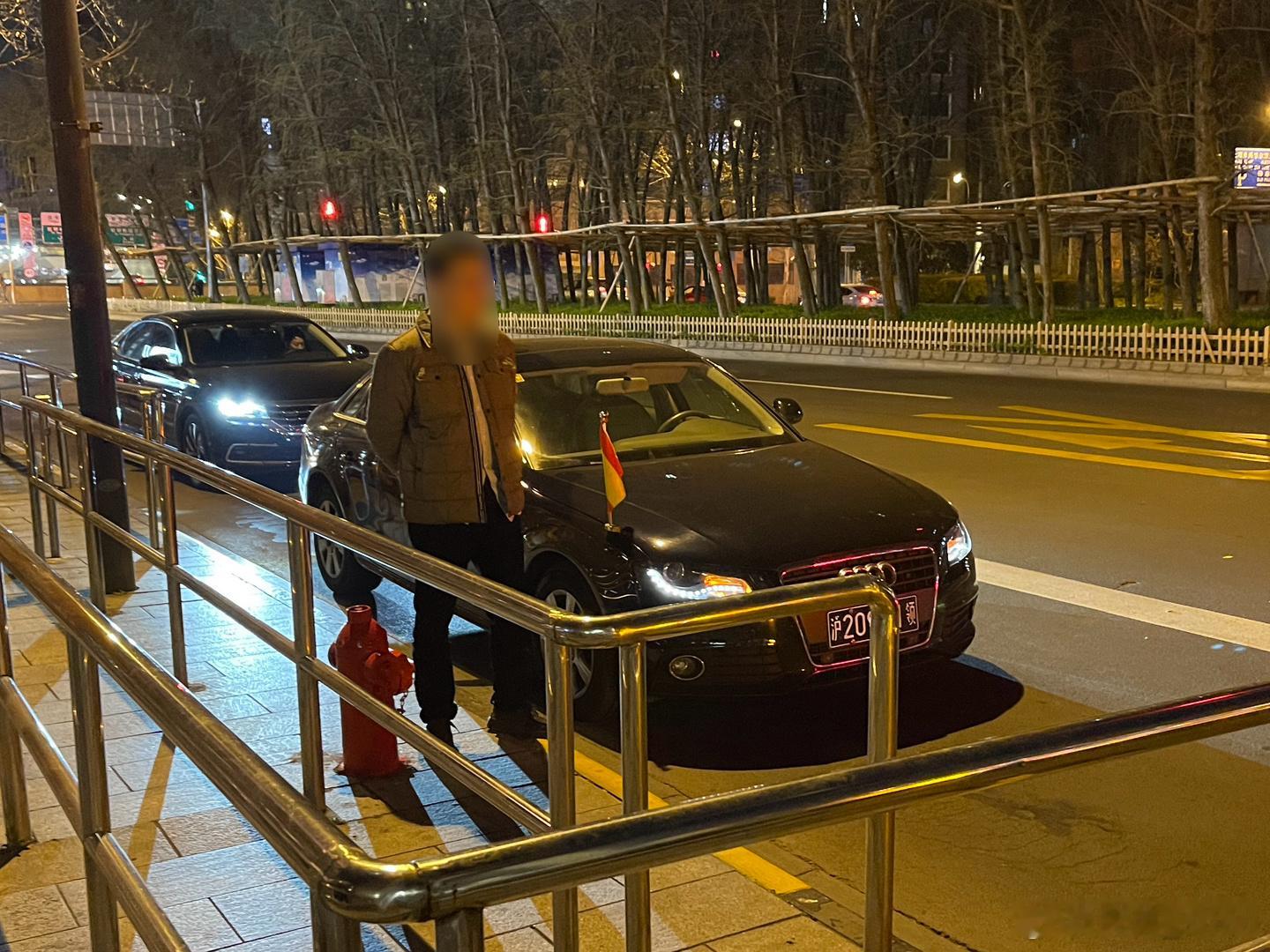 给使馆开车确实不是一件易事，我们都吃完饭出来了，这辆西班牙领事馆的1号车还在路边