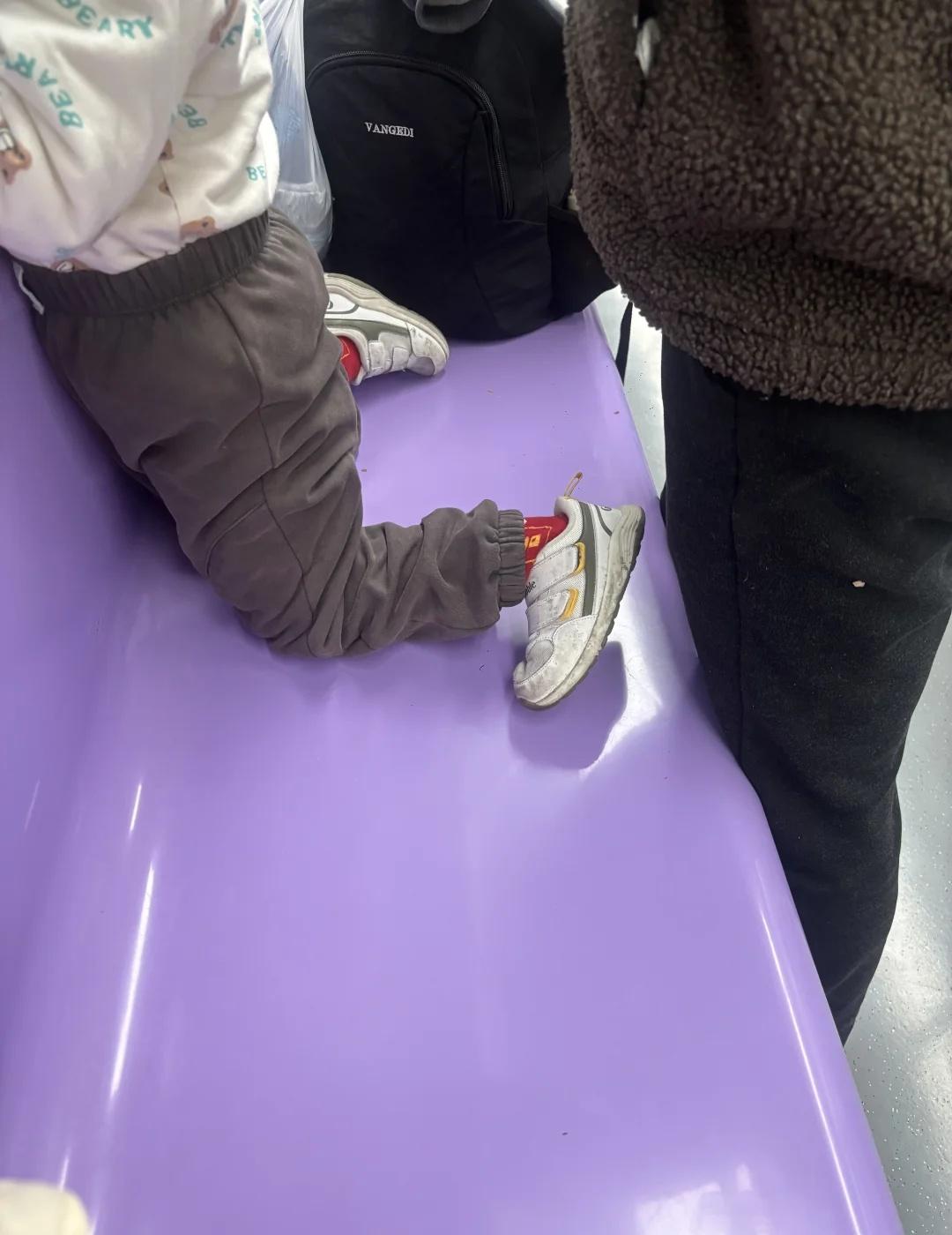 上海地铁10号线宝宝攀爬！家长还在欣慰地笑
10号线 家长带娃 有个大包占座 小