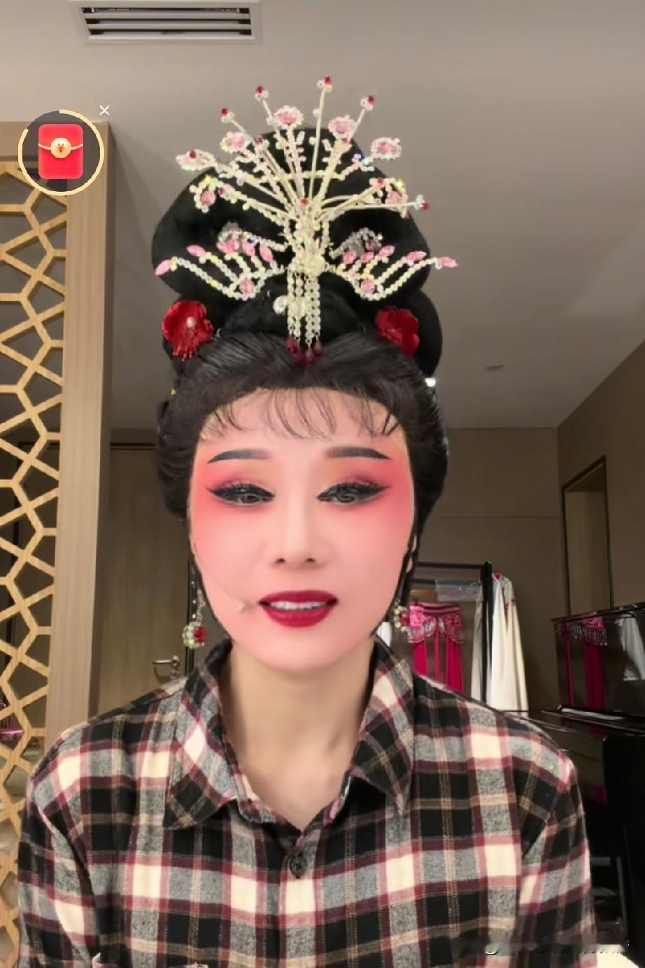 吴琼老师的古装造型着实太美了，这哪里像是64岁的老人呢？你瞧她脸上，一丝皱纹都没