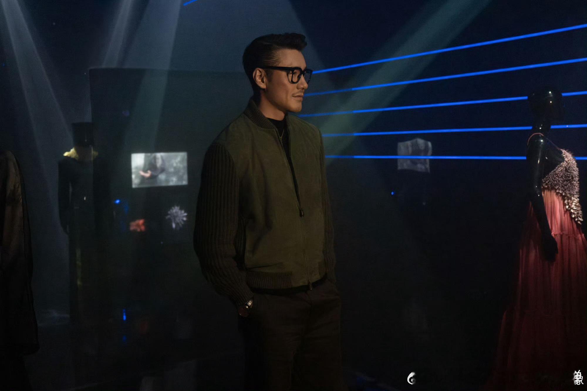 胡兵在伦敦打造赛博非遗秀场hello时装周中式美学杀疯国际时装周！胡兵在伦敦用一