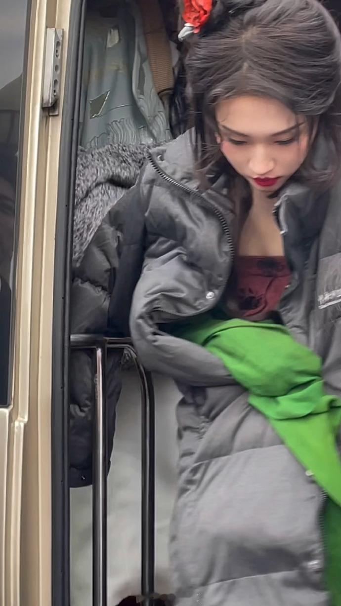 演员3路透王佳怡再现瑶琴  王佳怡那再现瑶琴的造型太让人眼前一亮啦，好似续写着瑶