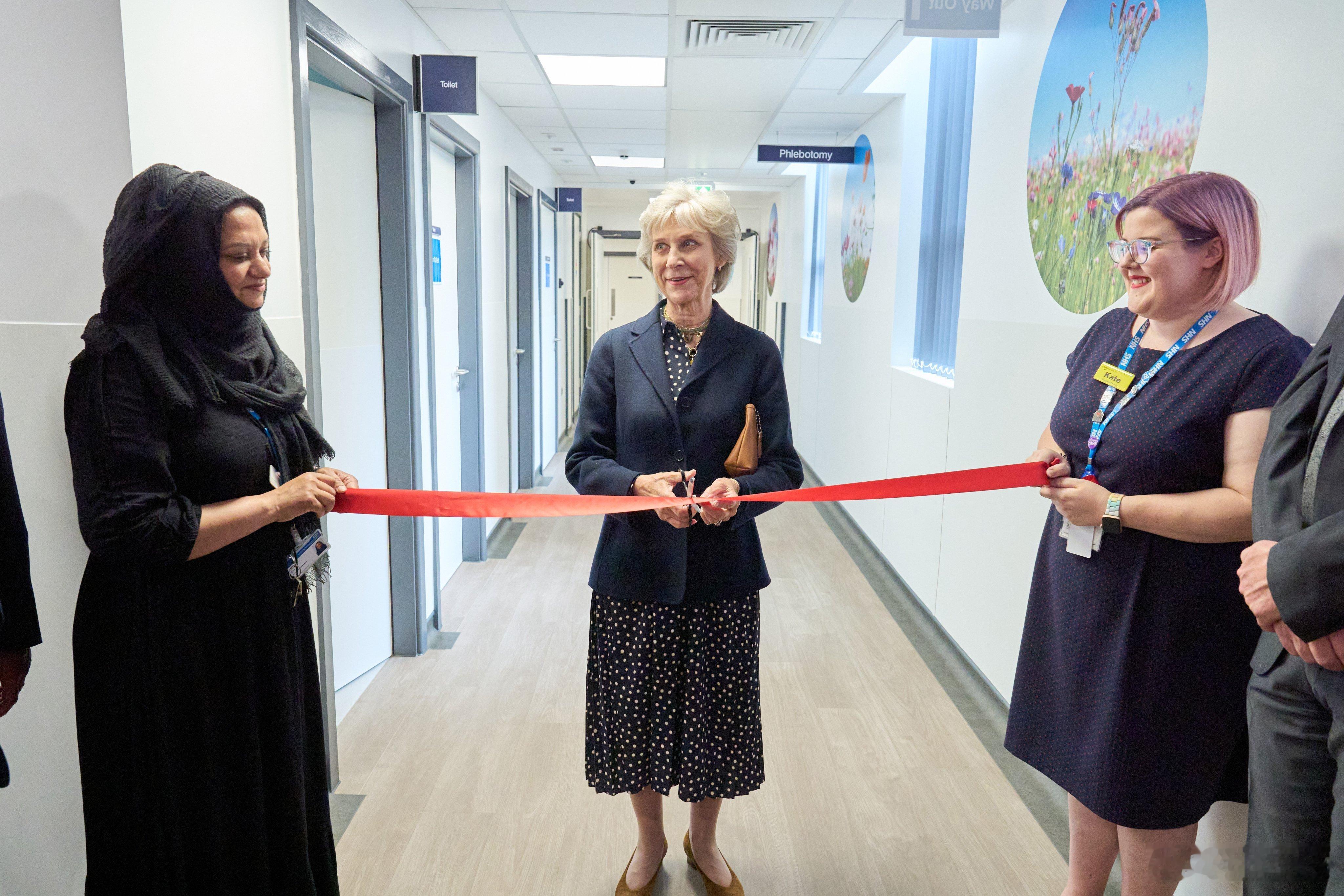 英国王室 🇬🇧5月22日，格洛斯特公爵夫人在伯明翰的伊丽莎白女王医院为新开设