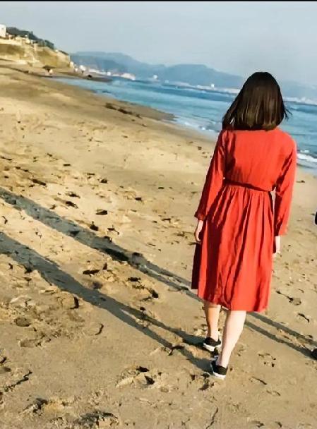 昨天早上刚出单元门，见隔壁单元的老王出去买菜刚回来，拎着大包小包的，又买了不少。