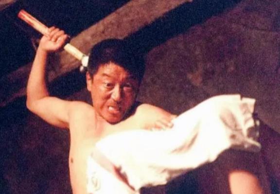 “我宁可重拍，也不会让他得逞！”2000年，导演陈国军筹拍《末路1997》，没想