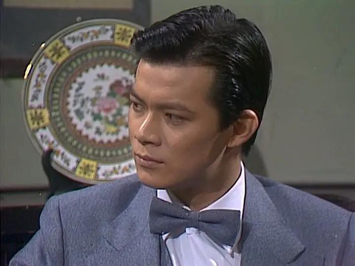 黄日华说他最害怕的女人是郑裕玲。
1981年，19岁的黄日华刚刚从TVB培训班毕