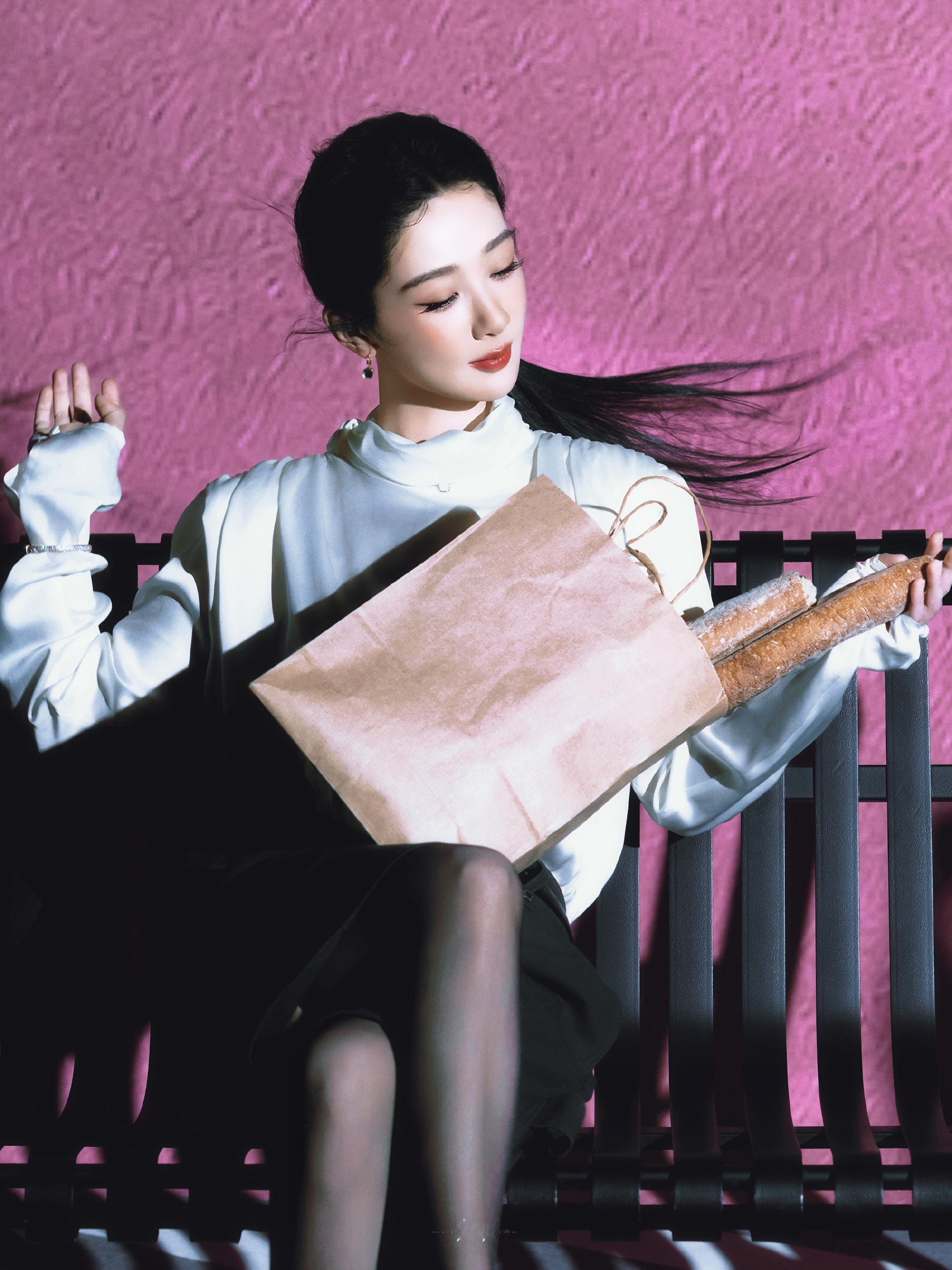 杨紫 yz宝曼兰朵全球品牌代言人杨紫 铺陈纸笔，情字里写满你；花开十里，片片为你