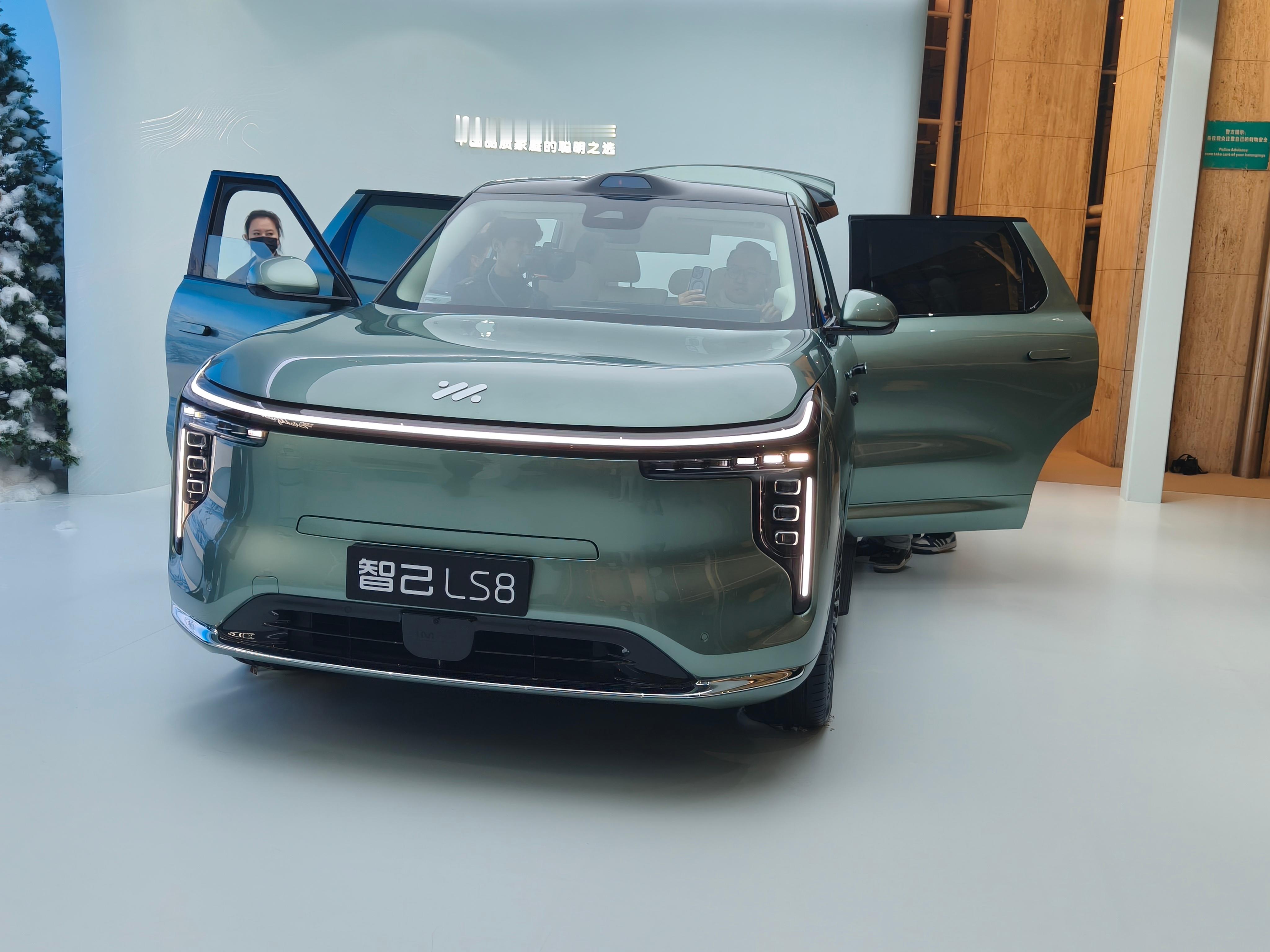【一步到位的智己LS8，冲击30万级决赛圈】在3、4月新车密集轰炸的窗口期，智己