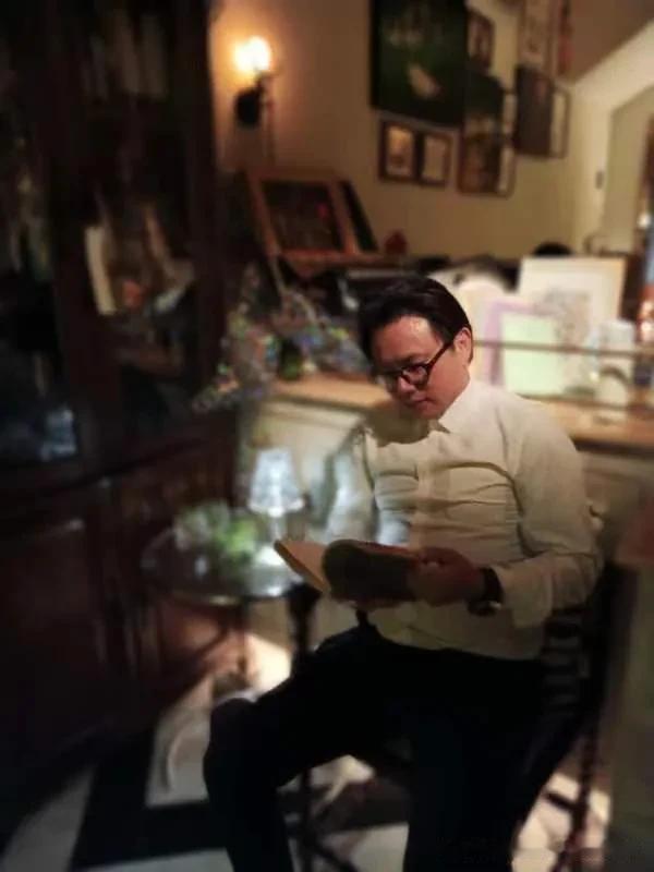 詩書給我，凌雲志
許是人間浮燥多，功名利祿舞婆娑。
詩書給我凌雲志，攬月九天清唱