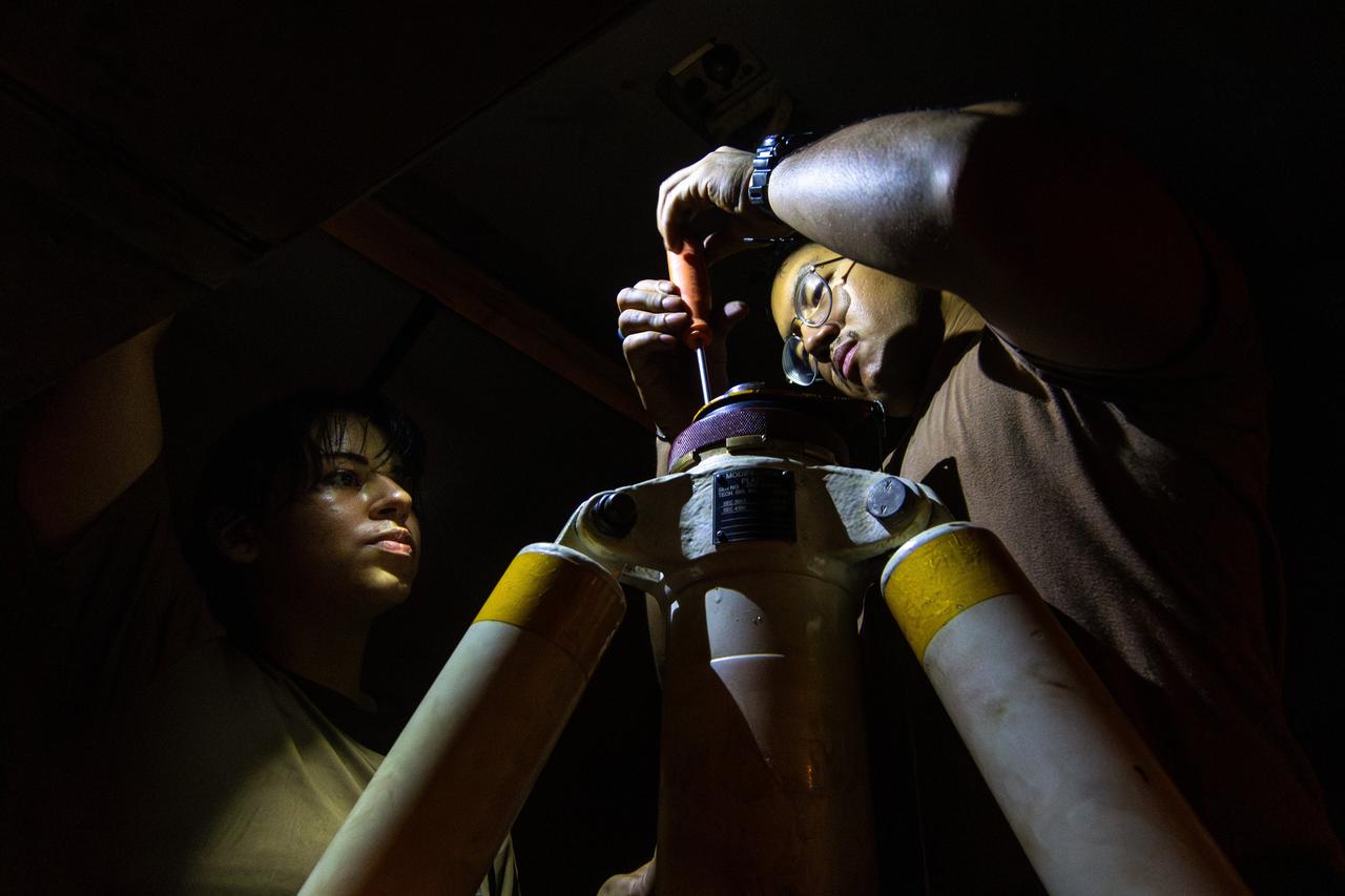 舰载机怎么维护？近日，美海军水兵在亚伯拉罕·林肯号航母的机库中，开展检修维护工作