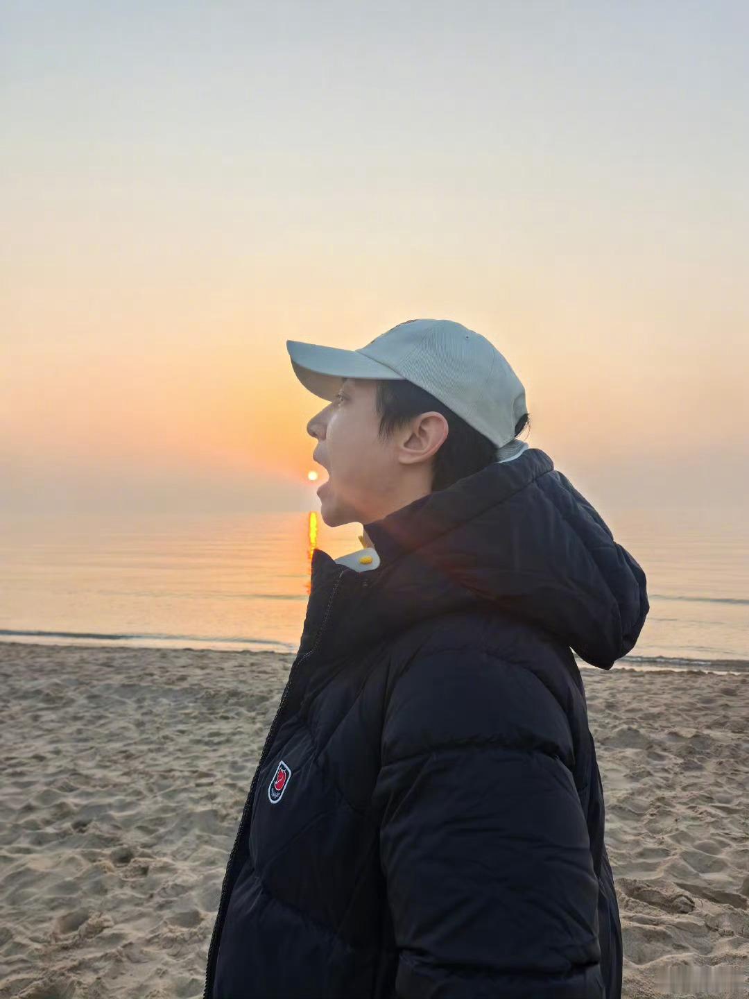 董璇张维伊官宣董璇、张维伊分享度假时的日出合照，还配文想让时间慢下来，正式官宣恋