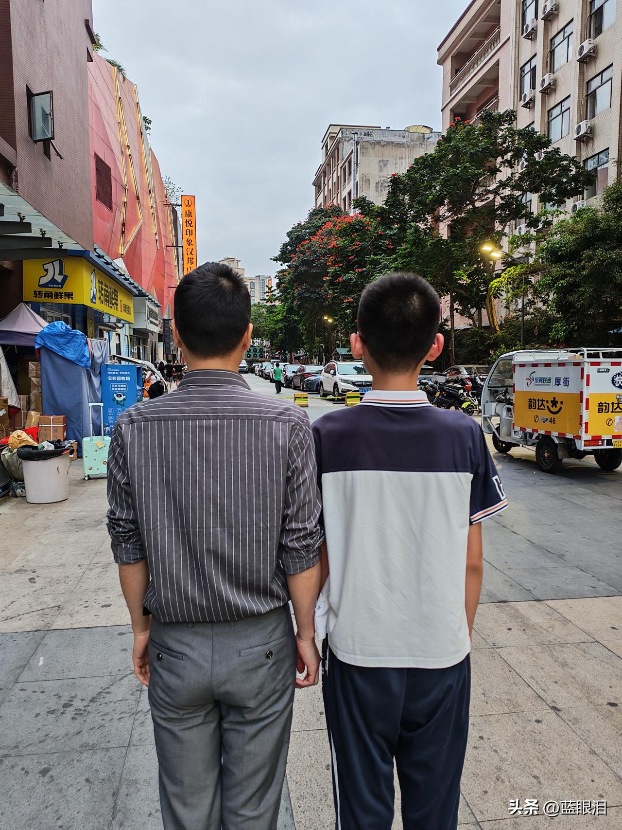 昨天跟老公说儿子快跟他一样高了，他还不信，说怎么可能，过年前儿子才166怎么可能