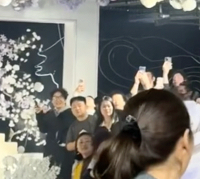 王鹤棣参加发小婚礼原来你们大明星参加发小婚礼也这样拍照哈哈哈哈哈哈灵活走位主动绕