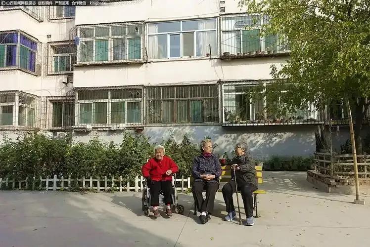 孙子生日300，外孙女500，是不公平吗？
隔壁老人很无奈，自己在儿子家带孙子，