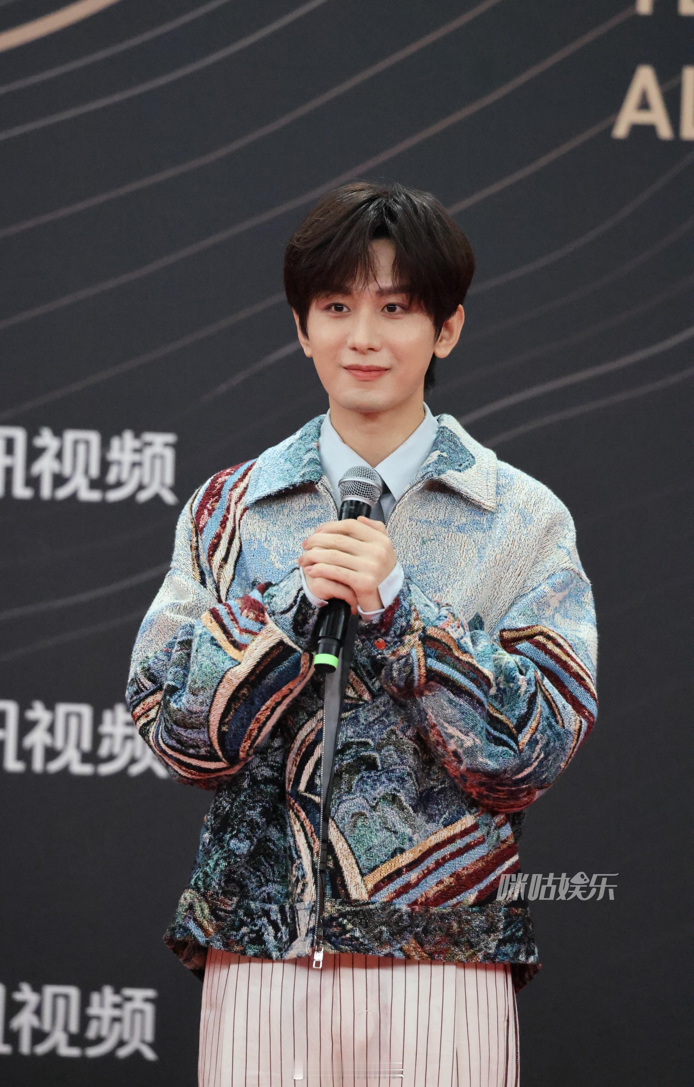 成毅星光大赏红毯生图  红毯上的乖乖帅哥[哈哈] 