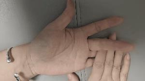 勾中指，别误会，这次是养生动作！
医生都说了，勾中指可以养生，特别适合熬夜，脸色