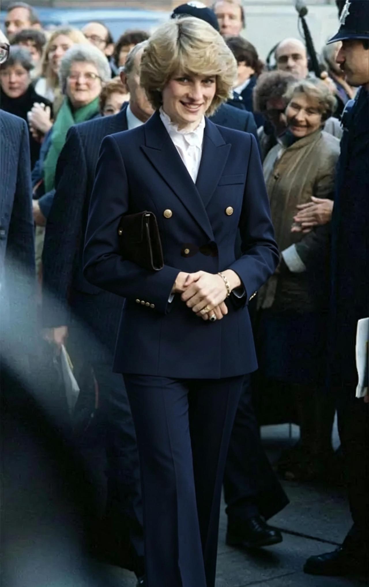 真的好喜欢黛安娜王妃，就是一位真人版芭比娃娃。什么样的衣服她都能驾驭得了，不管是