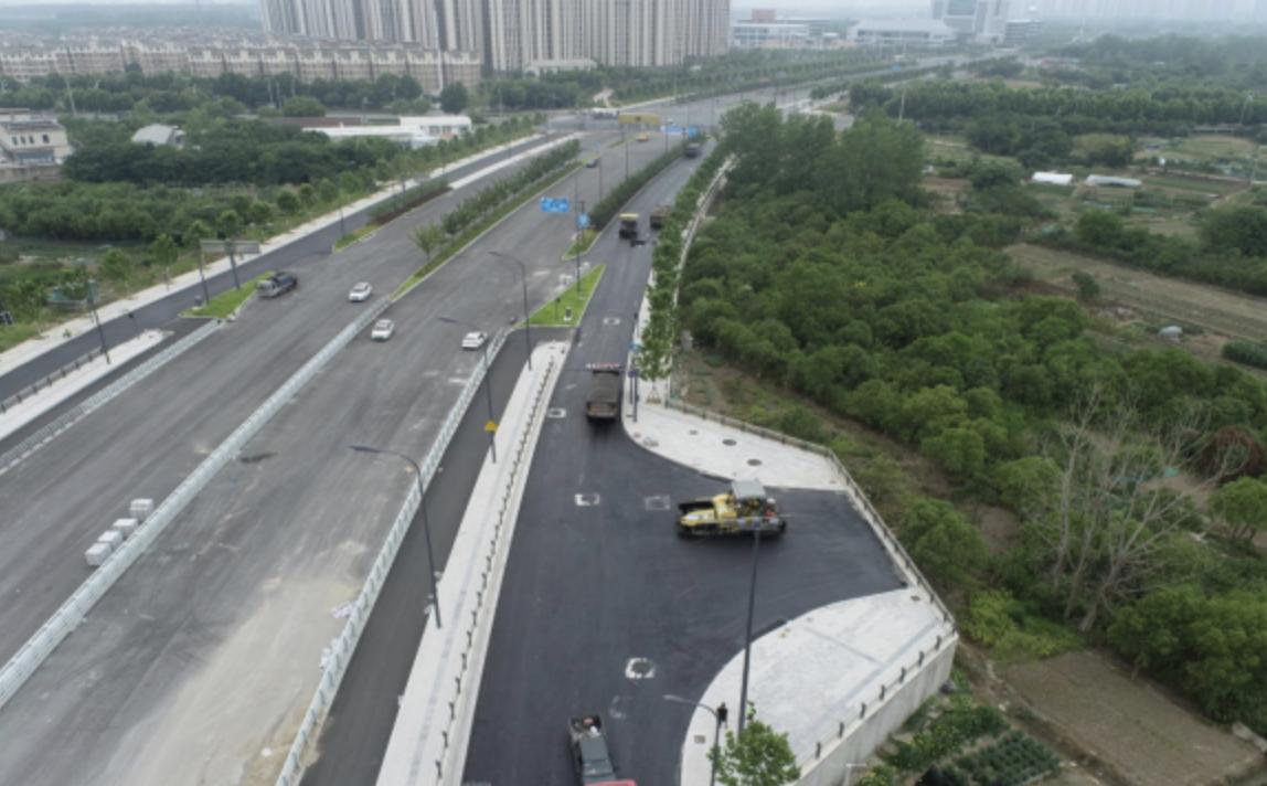 近日，龙岗路（桃花潭路—南淝河路）道路及综合管廊工程稳步推进收尾施工。该项目工期