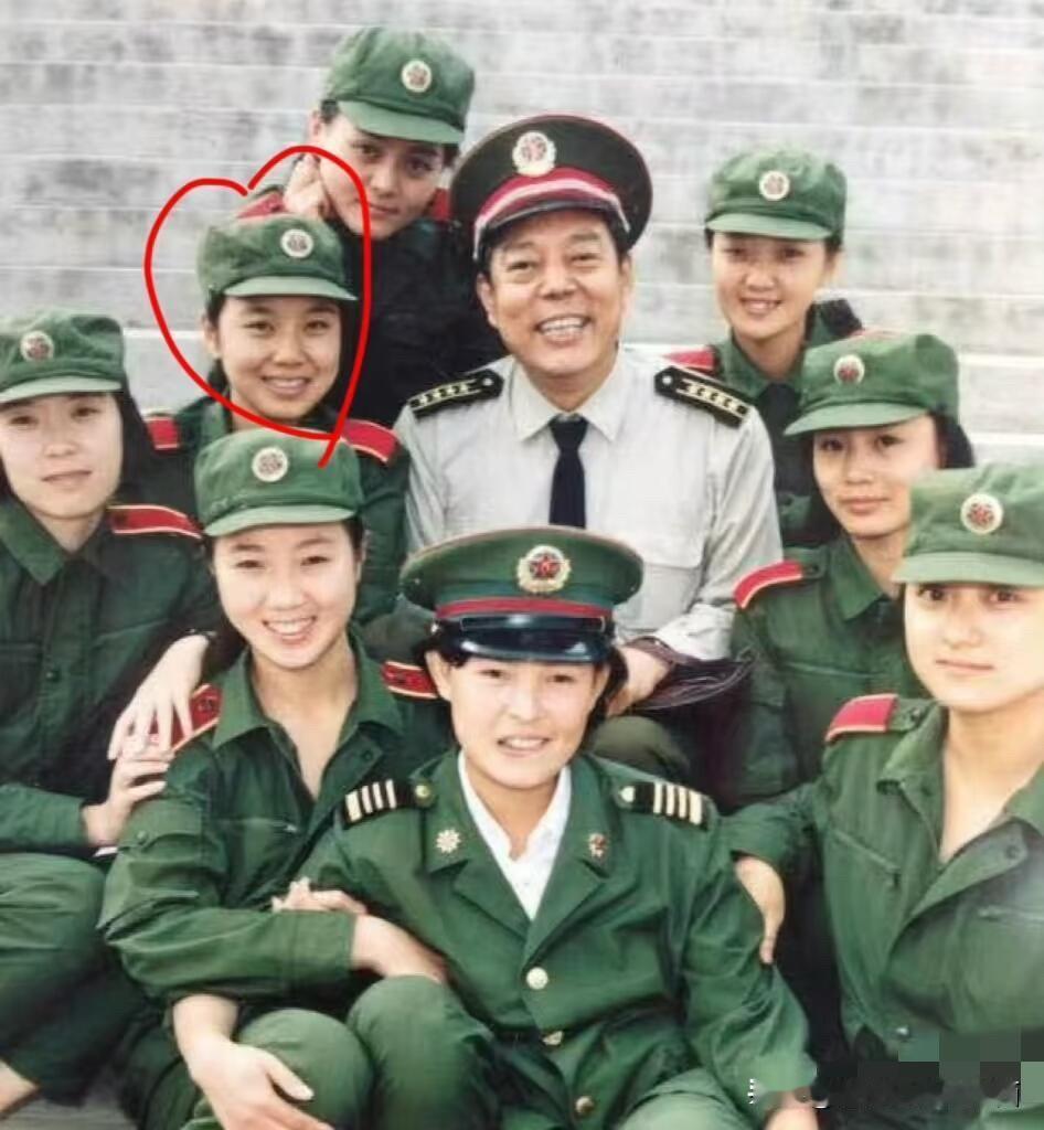 原来这一位女明星年轻的时候也挺精致耐看的，那时候没有美颜和滤镜，但看起来就是那么