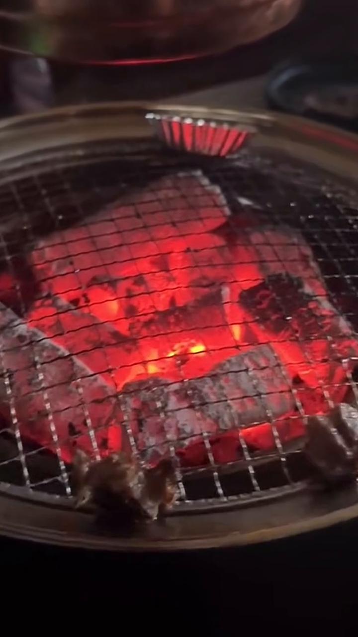 重庆顶流商场突然停电。
昨晚重庆顶流商场突然停电，商场内部瞬间漆黑一片。原本凉爽