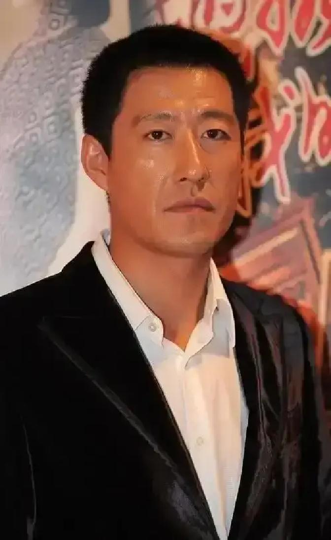 2010年的一天，于震抄起手边的凳子就砸到了怀孕妻子方柏霓的身上，哪怕躲避及时，