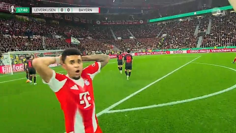 射門被對方門將撲出後，震驚的迪亞茲