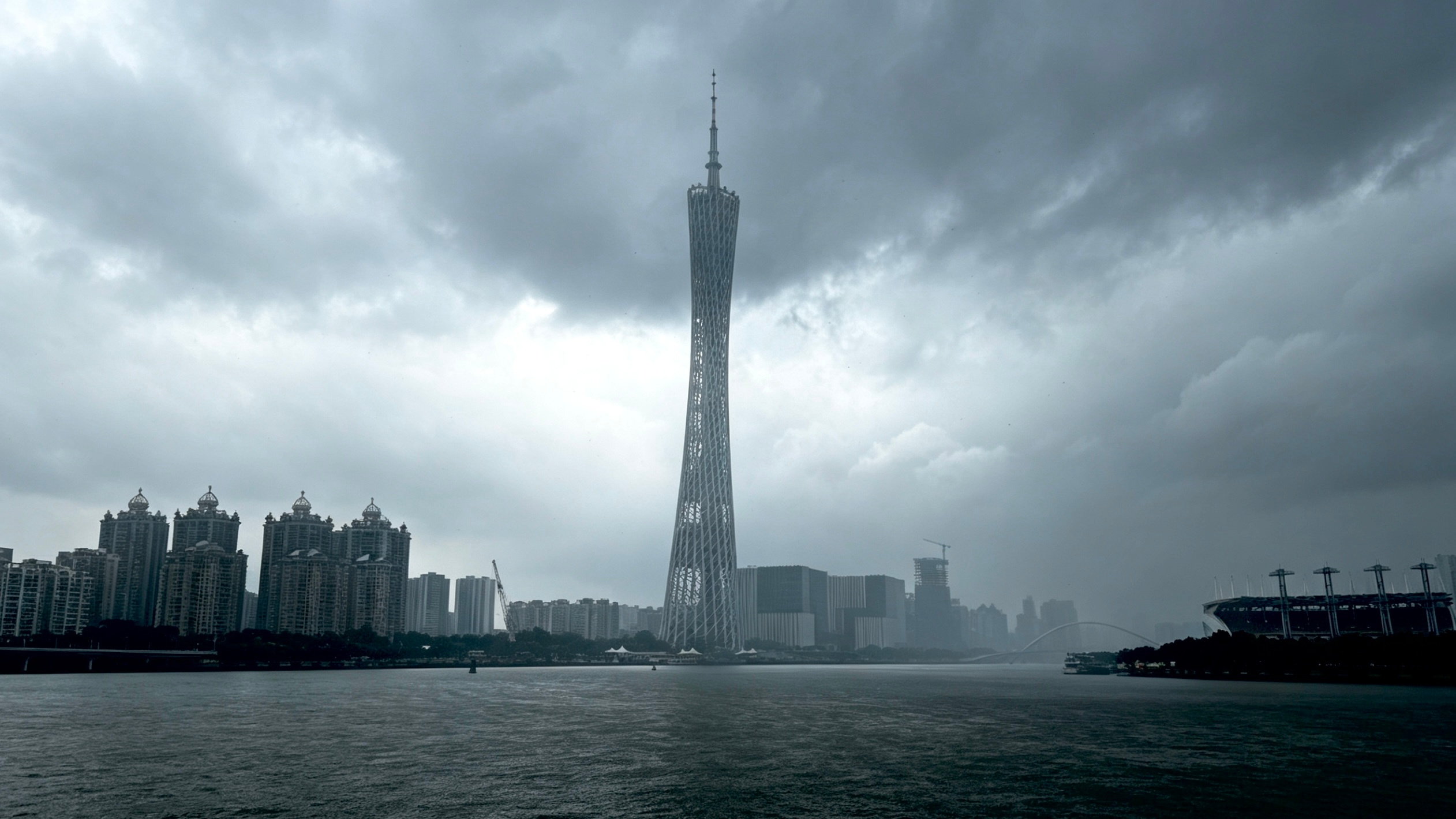 临江仙·广州大雨  特朗普结束访华 珠江风掀层浪，羊城雾锁千衢。惊雷骤雨荡平芜。