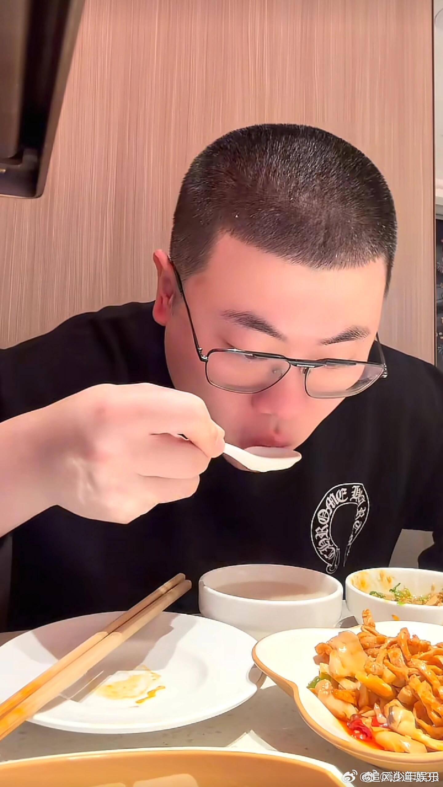 吕严耗子掉进米缸了 吕严这次的综艺之旅，简直是“饭圈”的大佬，吃得自在又开心！他