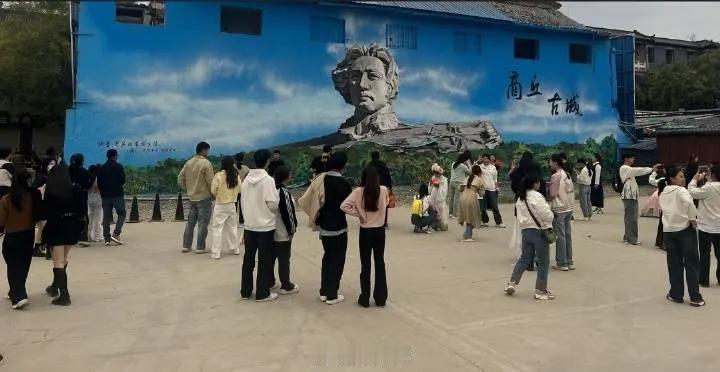 河南商丘的橘子洲教员画像，画的是真好。不过有一个问题，一周万一遇到拆迁了，这面墙