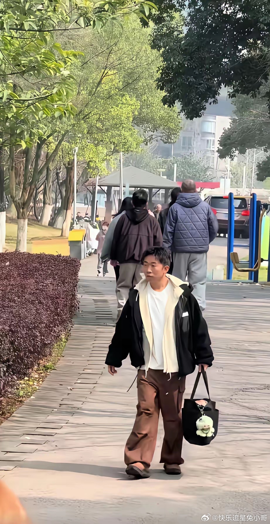 想想杨迪挺可怜的，丑角出身，到现在也只能扮丑，师傅谢娜现在也是“自身难保” 