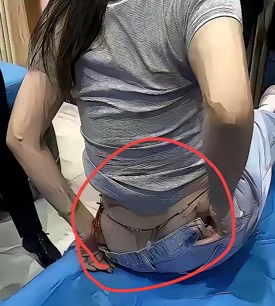 前几天在街上碰到一个姑娘，给我印象特别深刻，因为她的穿着打扮让我联想到了一个词“