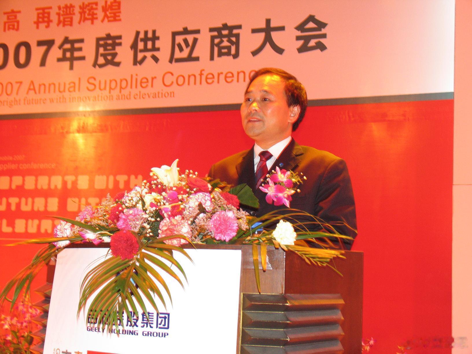 荣耀高管称张雪是年轻版的李书福这两位还真有点像，都是真懂车，也都不把汽车和机械当