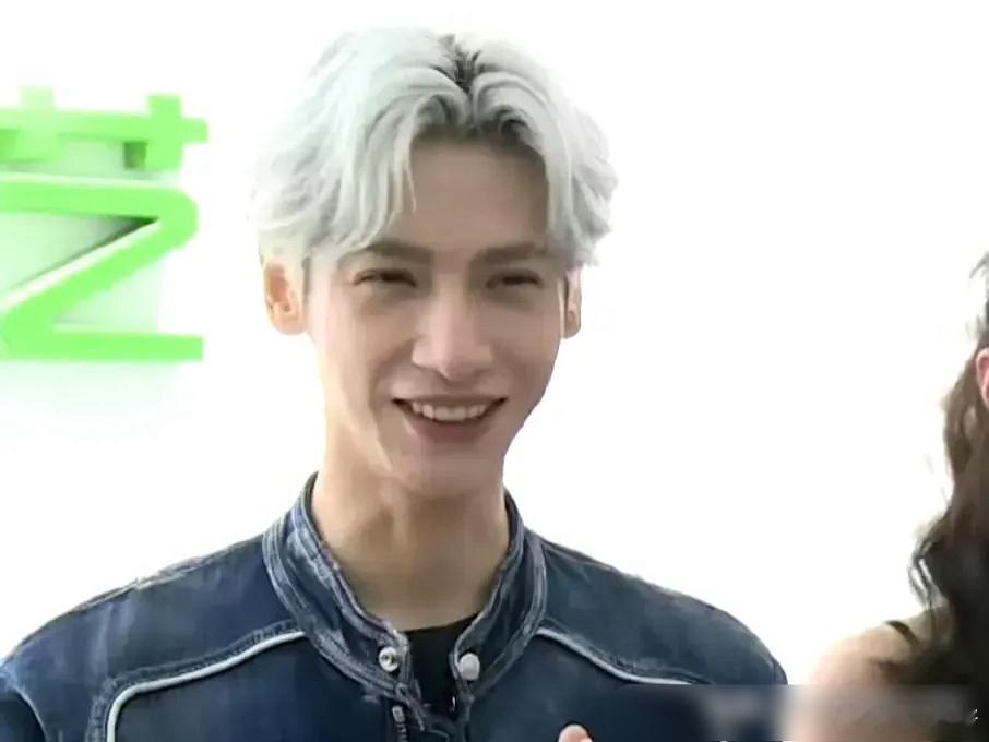 罗云熙又被网友吐槽了，个人觉得很帅就是太瘦了！ ​​​