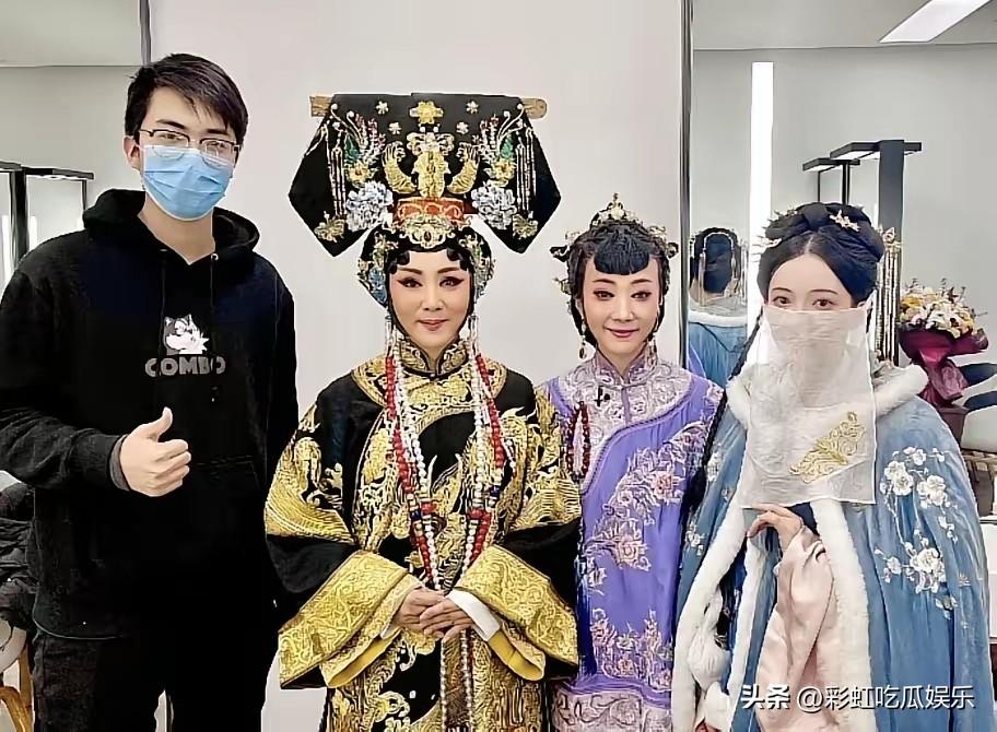 皮卡晨去看婆婆演出拍照，老艺术家都没有遮脸，她一个网红居然挡住脸，咖位不大排场不