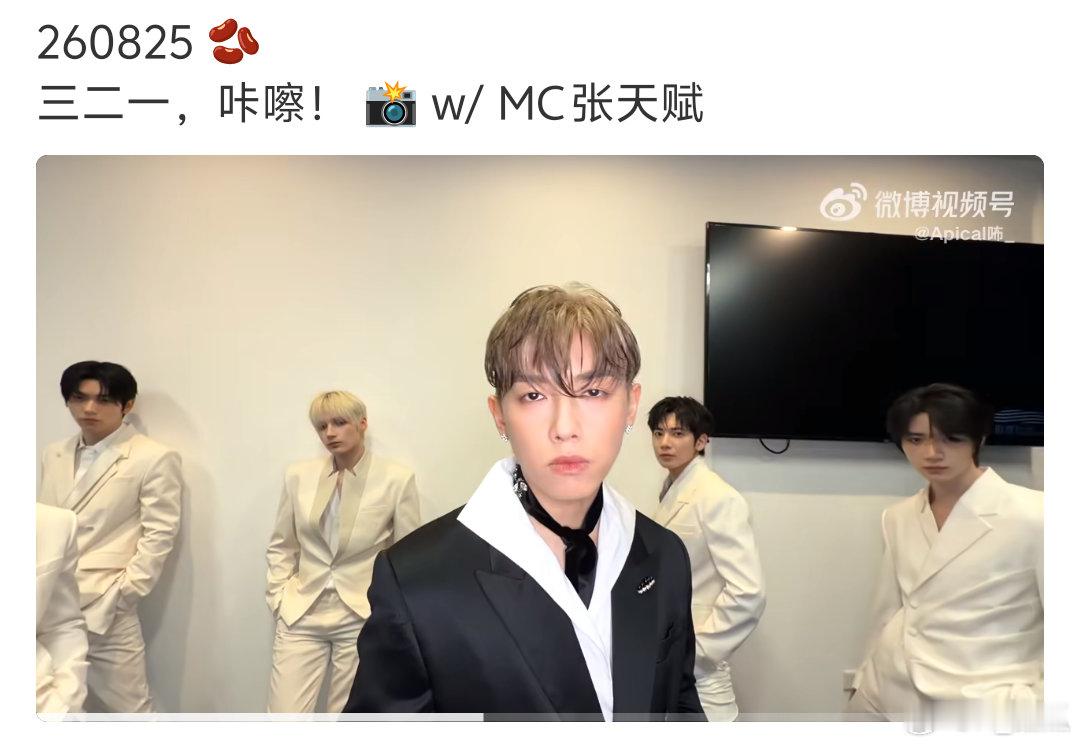 我天呢！！前两天才用你的歌给产产剪了视频怎么今儿个就同框了！！！！ 