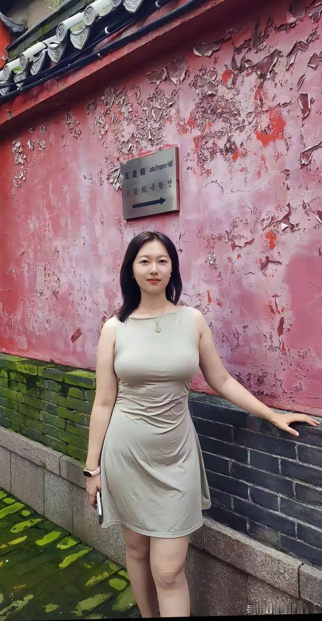 美女在民间，一墙一砖衬托出了美女高贵的优雅气质。[赞][赞][赞]，。。。