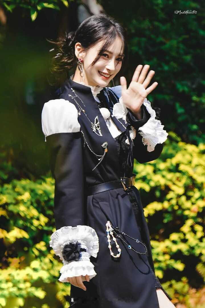 angelababy angelababy 像云追着风，不问所起；像雨贴着地，情
