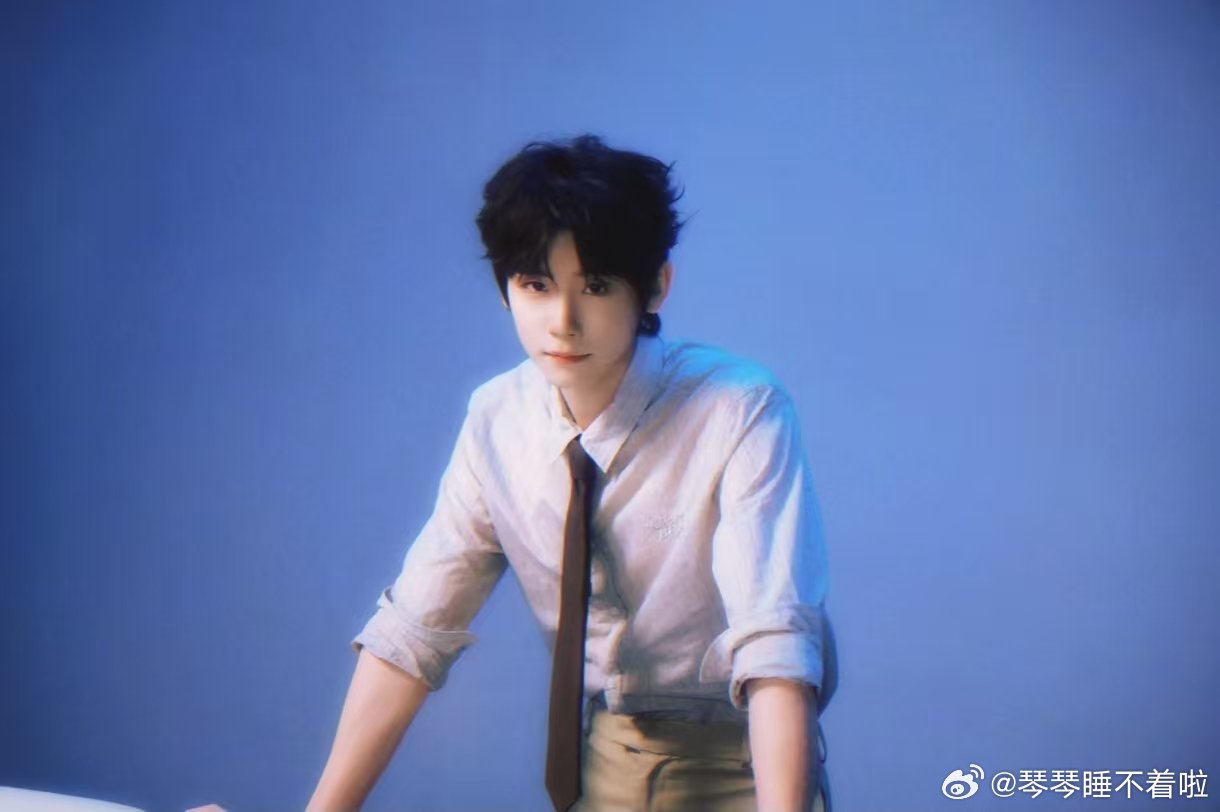李卿 lq李卿 正茂的年纪遇见了你这束最温柔的光” 𝓘𝓃 𝓉 𝓸𝒻 ?