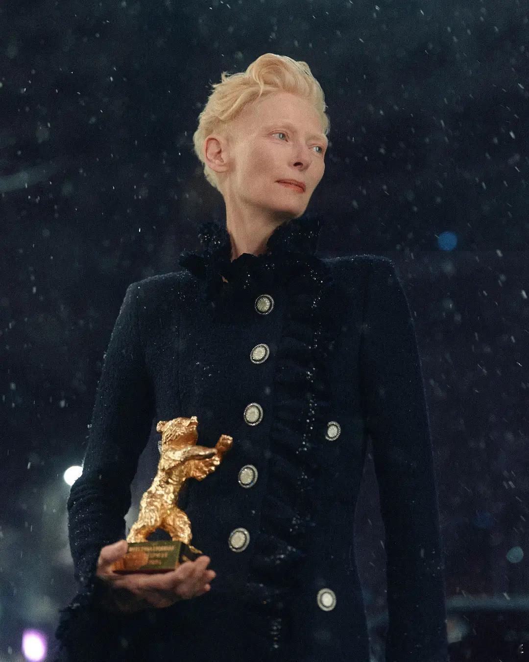 Tilda Swinton在本届柏林电影节被授予终身成就金熊奖后，Chanel为