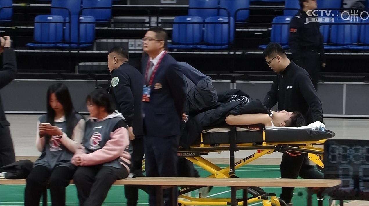 杨瀚森被抬出场外了。

打到最后0.8秒时，吉林小外皮特森拉人犯规，犯在准备投篮