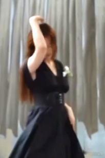 #刘亦菲还没跳呢就咔了#还没跳呢导演就喊咔了，看刘亦菲的表情，简直是搞笑女神现场