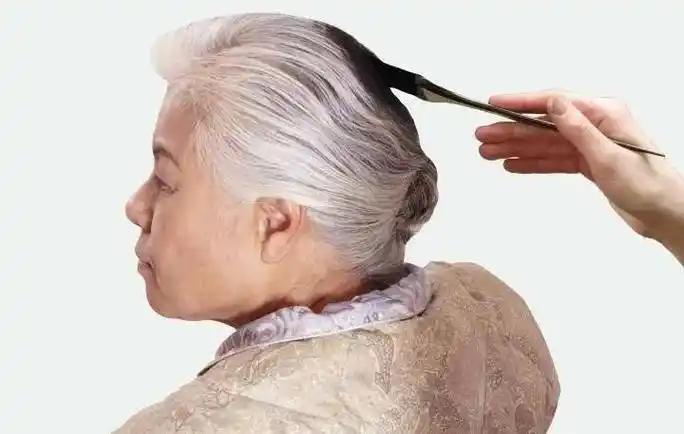 医生提醒：年满60的老人，宁可白发显老，也别在4种状况去染发？

不少老人到了六