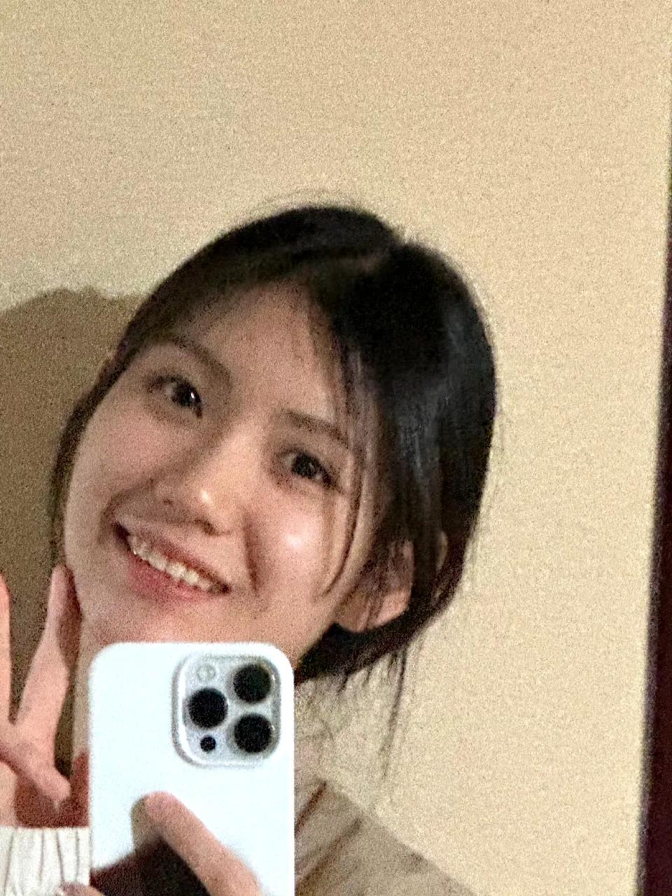 夏思凝，
素颜照也比较普通嘛，
跟赛场上判若两人。
网友认为主要是赛场上有了独特