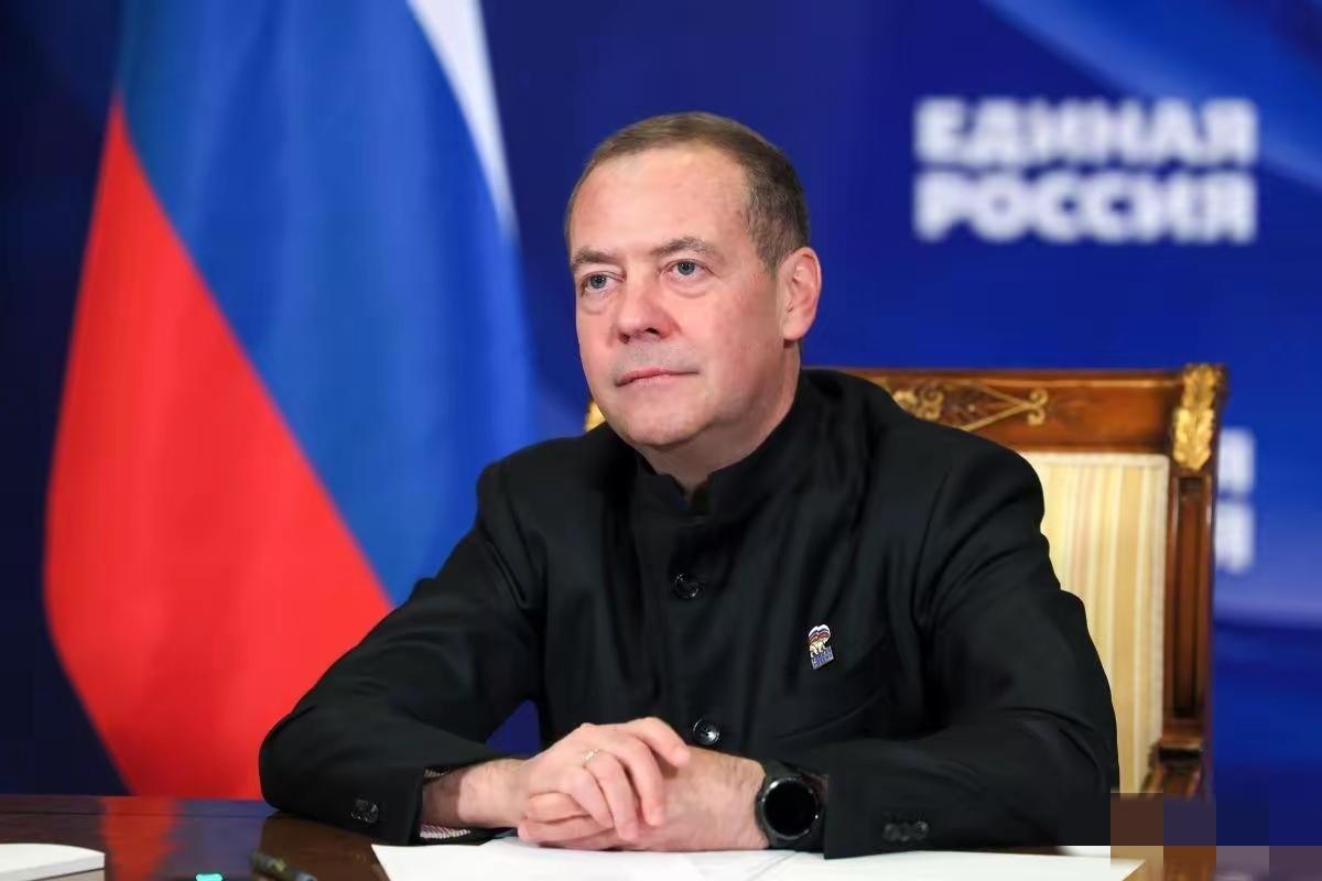 梅德韦杰夫又开炮了，这次直接骂欧盟两位女高官是“令人作呕的反俄小偷”、“疯狂的女