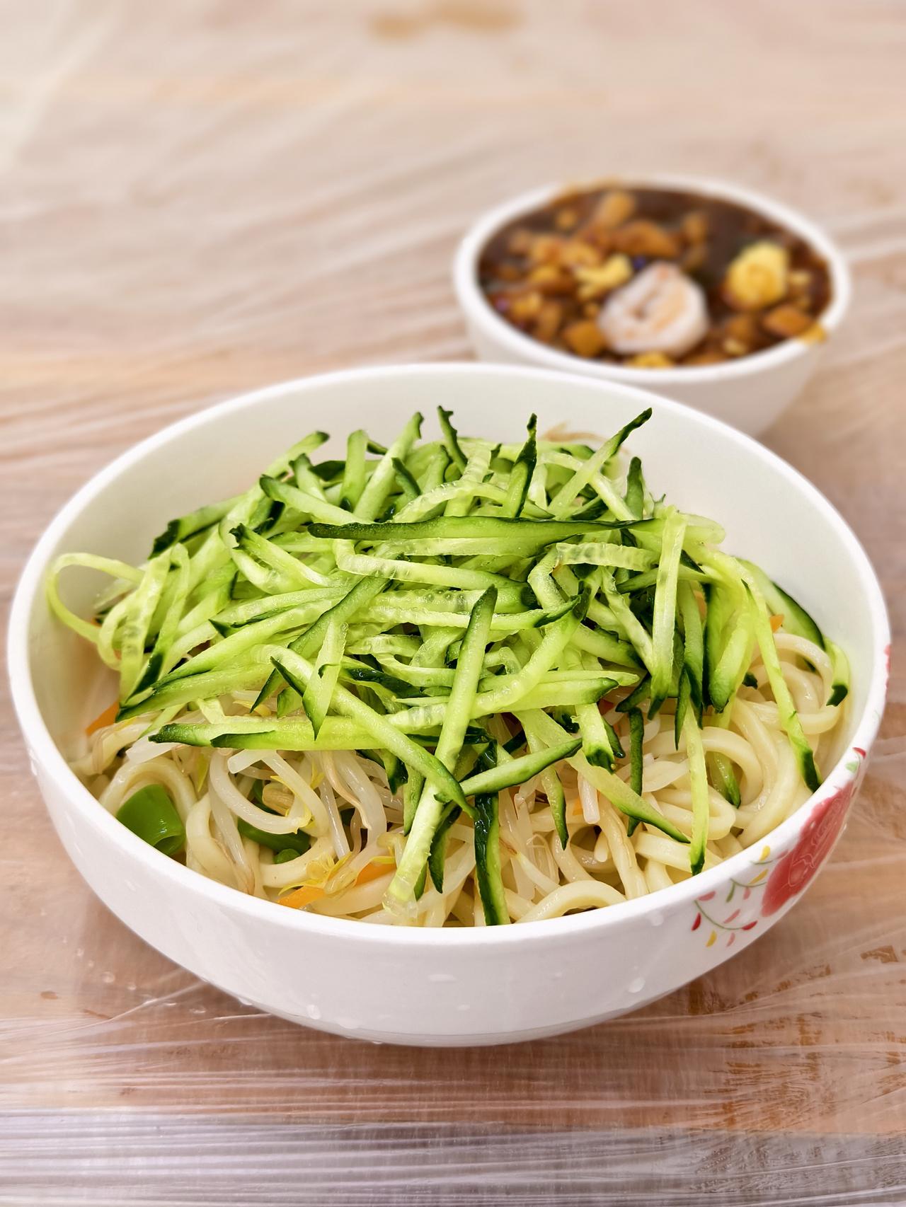 午饭，来碗三鲜卤捞面。[笑]