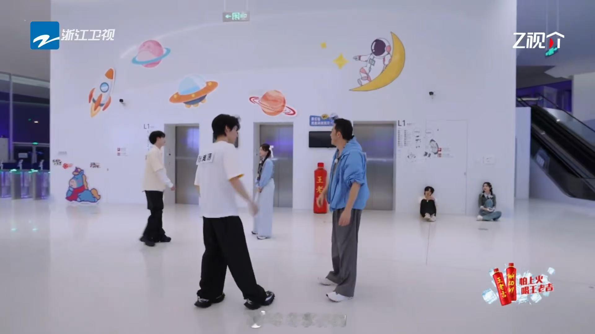 沙溢张真源父子对决奔跑吧 父子对决名场面来了，沙溢张真源1v1单挑撕名牌。两人你