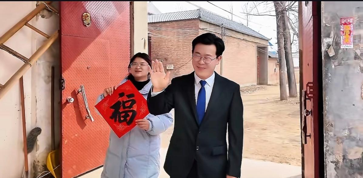 哈哈，像，实在是太像了，刚开始，我以为是李在明，在贴春联。后年仔细一看，原来是网