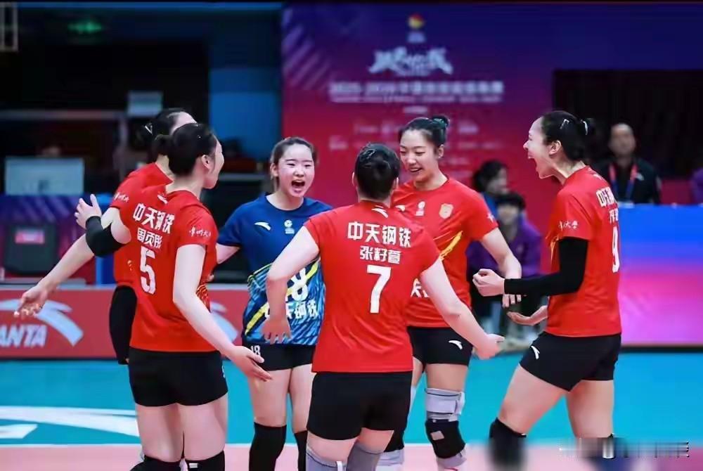 女排联赛中表现出色的年轻球员:
1、北京队主攻董雨含
2、山东队主攻李晨瑄
3、