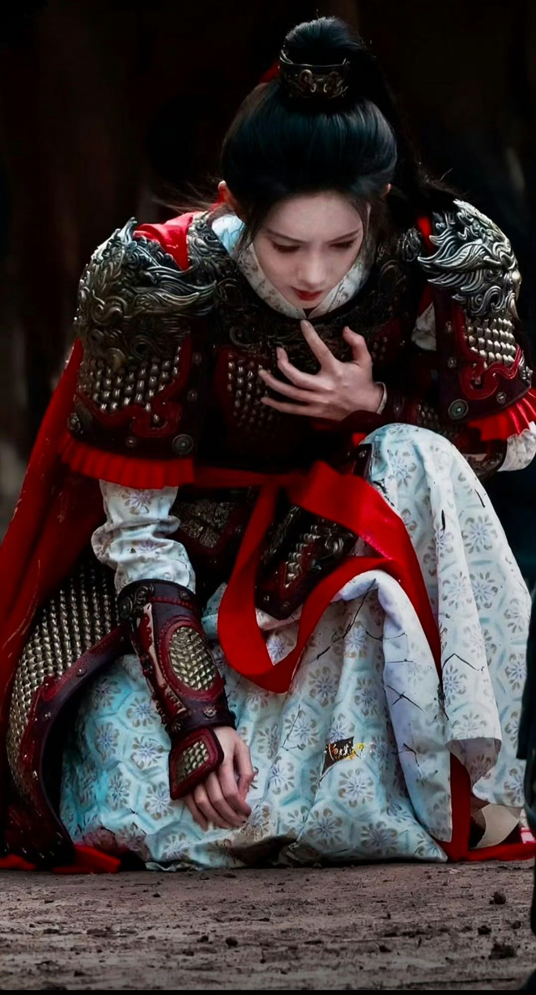 穿铠甲的孟子义，那气场直接拉满。又A又飒，浑身散发强者光芒，眼神里的狠劲儿超绝，