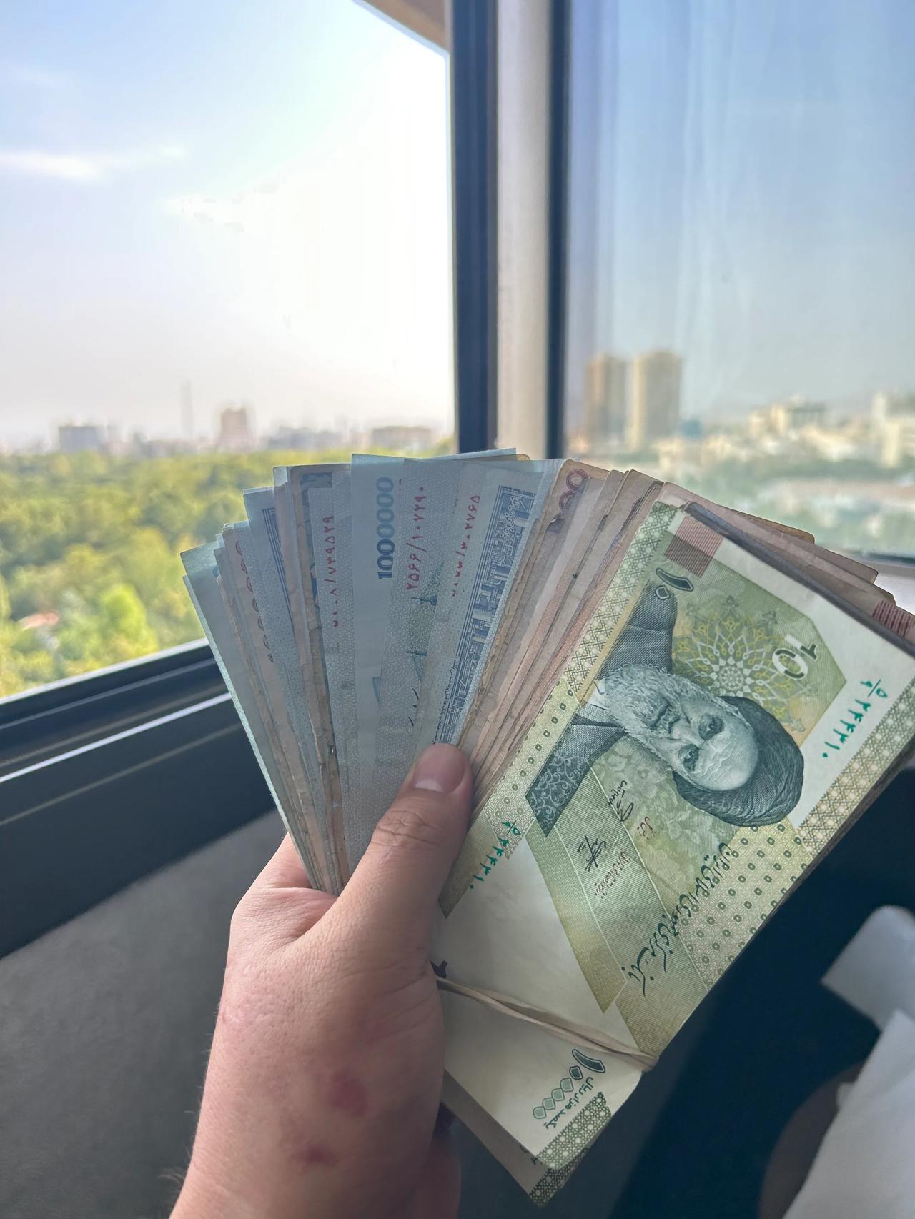 在伊朗给中国车换轮胎
前些天看新闻听说伊朗货币政策改革了，改革内容方法也比较简单